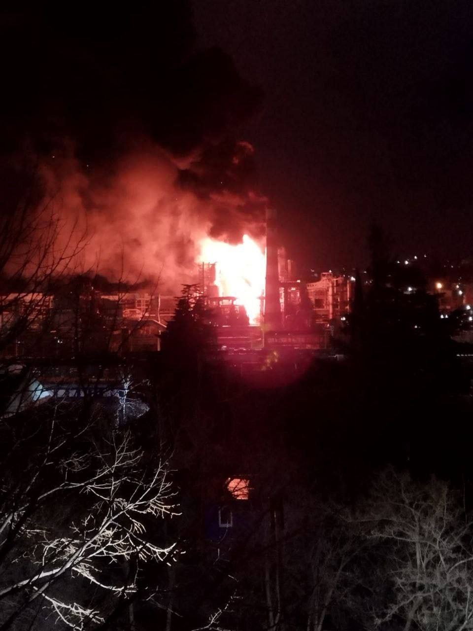 Жители Туапсе сообщают о крупном пожаре в районе нефтебазы.